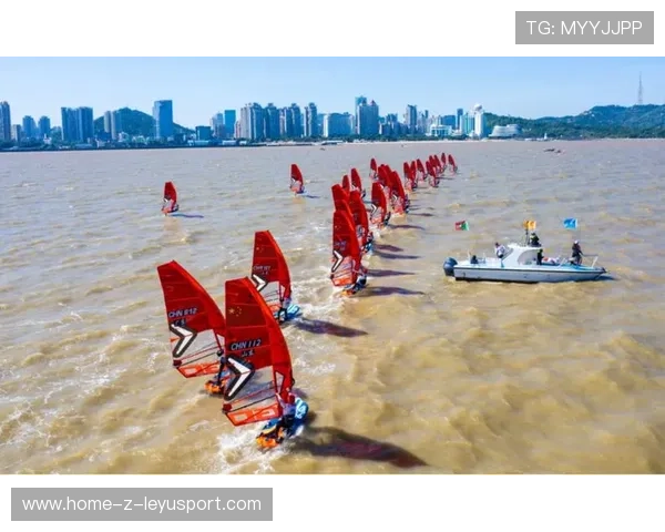 世界帆板锦标赛中国队在关键弯道凭策略完成超越